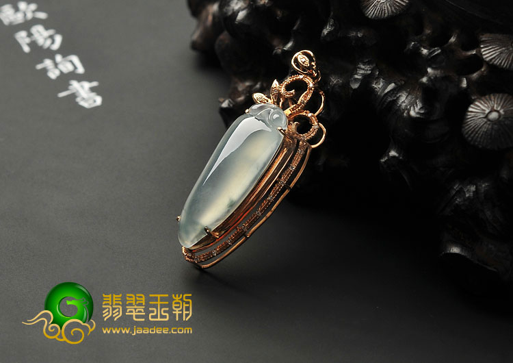 冰种略飘花缅甸翡翠A货镶玫瑰金福瓜胸坠（真钻）