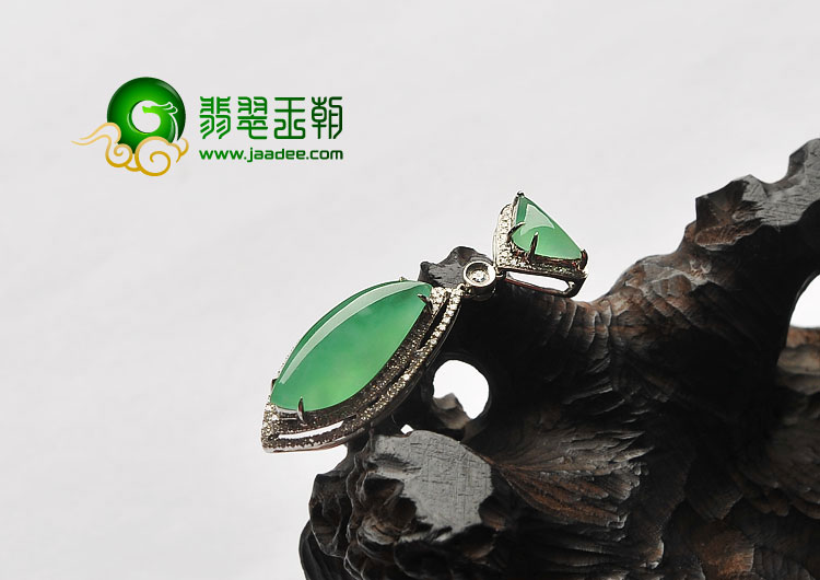 冰种翠色缅甸翡翠A货镶白金水滴胸坠（真钻）