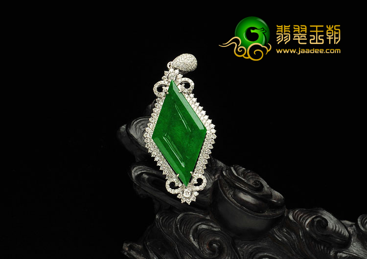 糯冰种阳绿缅甸翡翠A货镶白金满绿菱形胸坠（真钻）