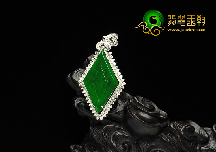 糯冰种阳绿缅甸翡翠A货镶白金满绿菱形胸坠（真钻）