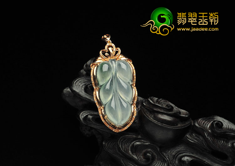 冰种略飘花缅甸翡翠A货镶玫瑰金金枝玉叶胸坠（真钻）
