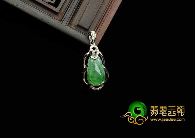 冰种飘绿花缅甸翡翠A货镶白金双龙如意胸坠（真钻）
