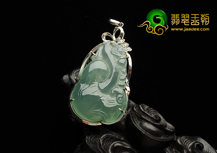 冰种晴水缅甸翡翠A货镶白金如意胸坠（真钻）