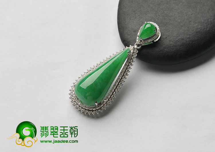糯冰种翠色缅甸翡翠A货镶白金水滴胸坠（真钻）