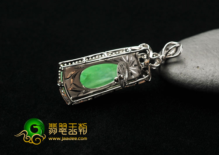 冰种翠色缅甸翡翠A货镶白金节节高胸坠（真钻）