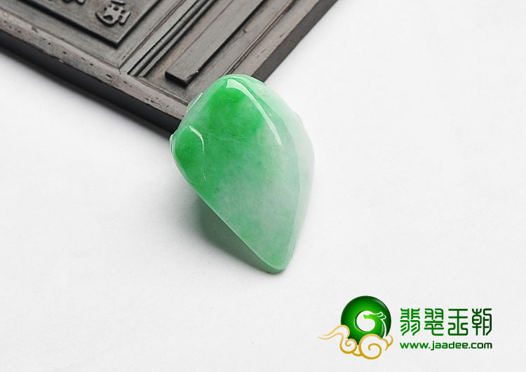 糯冰种翠色缅甸翡翠A货寿桃挂件