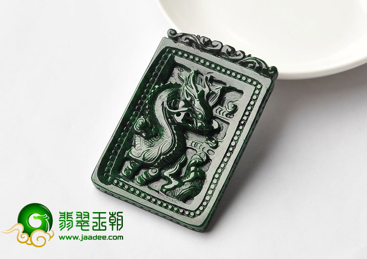 细糯种干青缅甸翡翠A货龙牌挂件