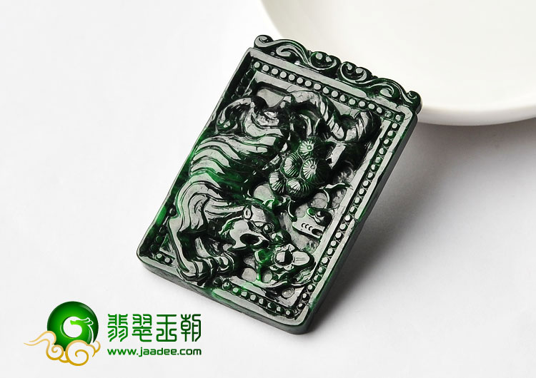 细糯种干青缅甸翡翠A货猛虎下山挂件