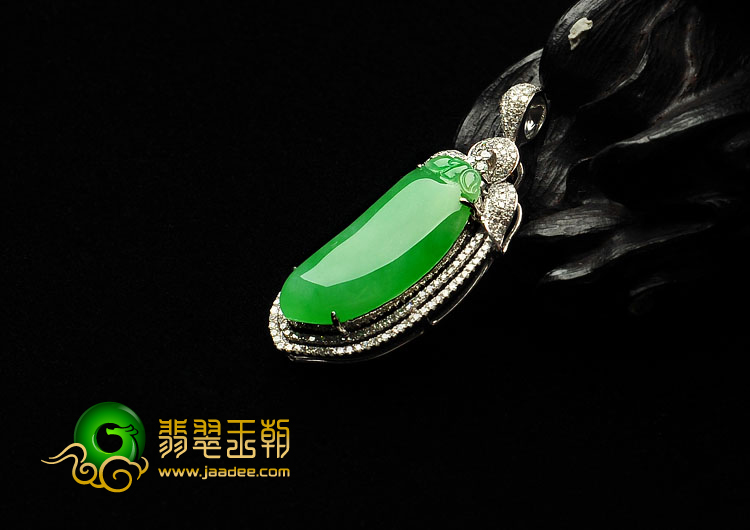 冰种阳绿缅甸翡翠A货镶白金福瓜胸坠（真钻）