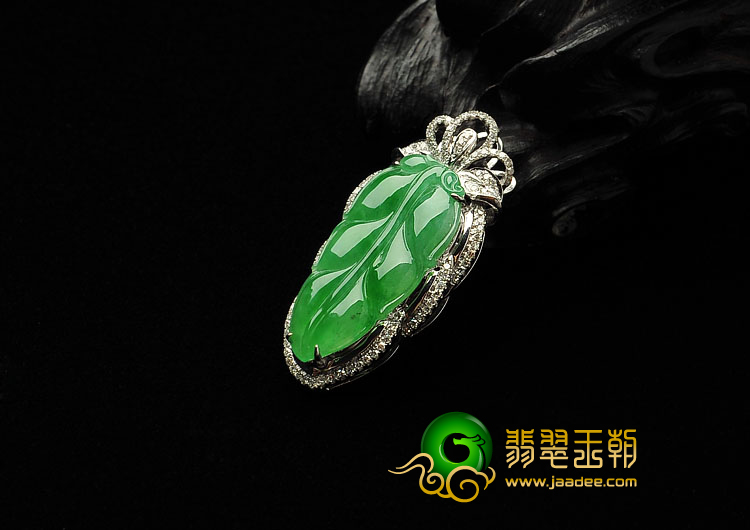 糯冰种翠色缅甸翡翠A货镶白金金枝玉叶胸坠（真钻）