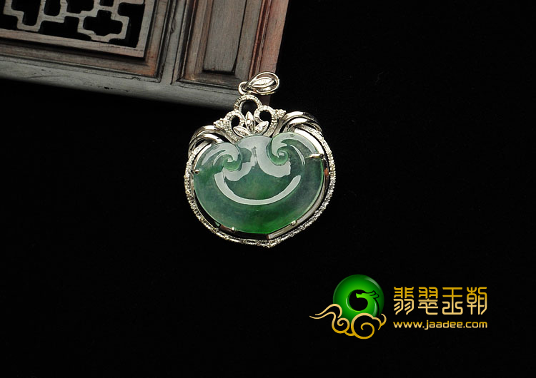 冰玻种略飘翠缅甸翡翠A货镶白金如意胸坠（真钻）