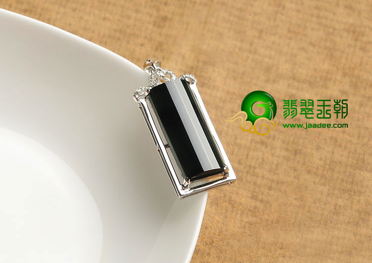 冰玻种蓝水缅甸翡翠A货镶白金胸坠（真钻）