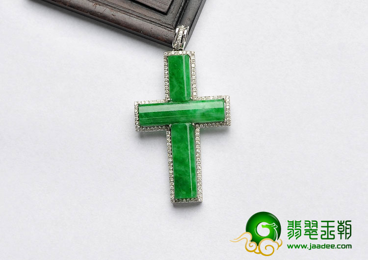 糯冰种阳绿缅甸翡翠A货镶白金十字架胸坠（真钻）