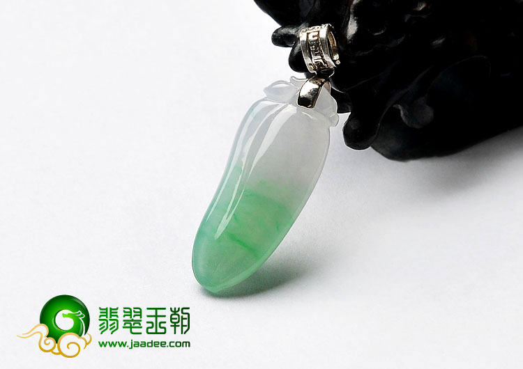 冰种飘翠缅甸翡翠A货福瓜挂件