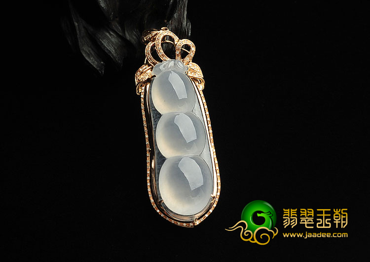 冰种无色缅甸翡翠A货镶玫瑰金四季豆胸坠（真钻）