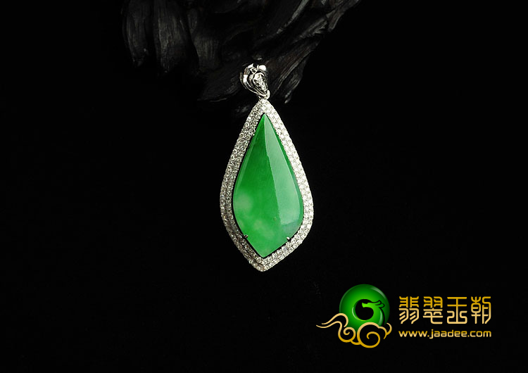 冰种翠色缅甸翡翠A货镶白金水滴胸坠（真钻）