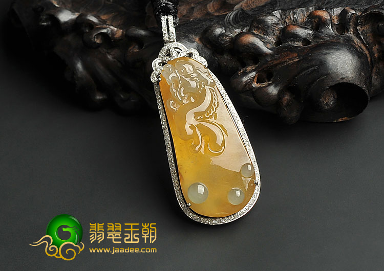 冰种褐黄翡缅甸翡翠A货镶白金龙牌胸坠（真钻）