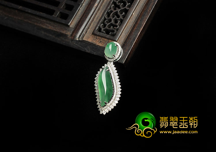 冰种飘花缅甸翡翠A货镶白金胸坠（真钻）
