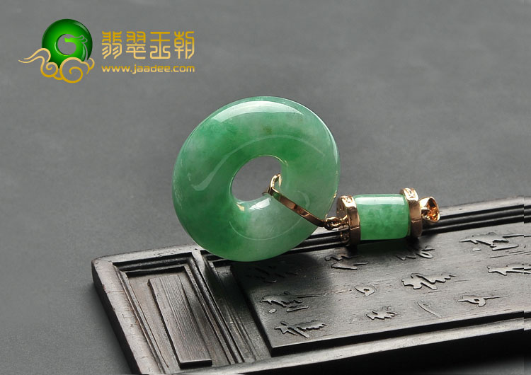 糯冰种翠色缅甸翡翠A货镶玫瑰金平安环胸坠（真钻）