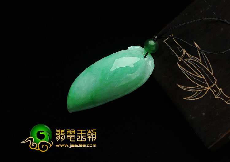 糯冰种翠色缅甸翡翠A货福瓜挂件