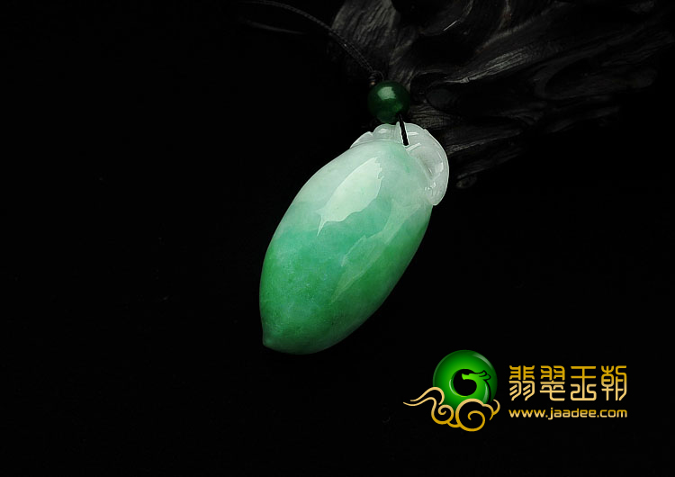 糯冰种翠色缅甸翡翠A货福瓜挂件