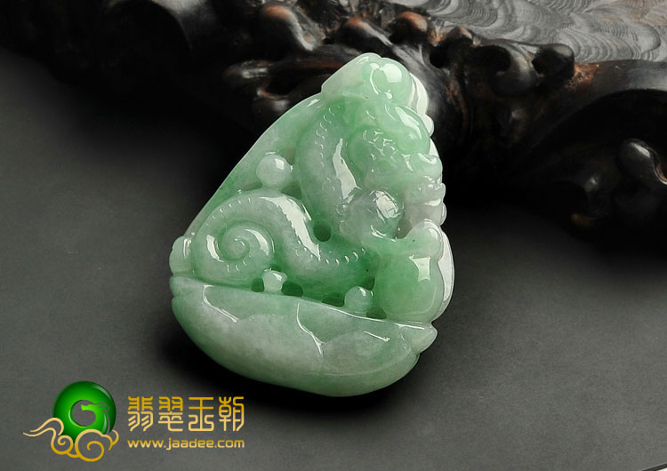 糯冰种豆色缅甸翡翠A货神龙戏珠挂件