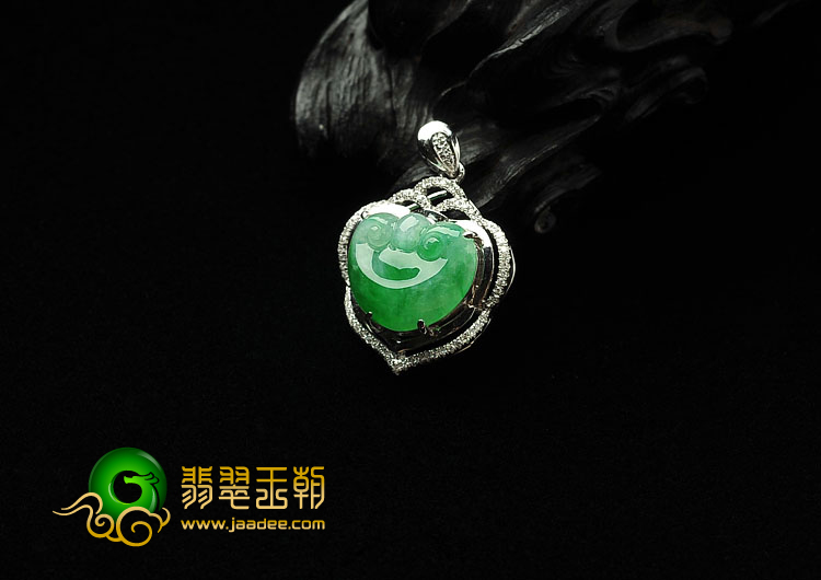 糯冰种飘翠缅甸翡翠A货镶白金如意胸坠（真钻）
