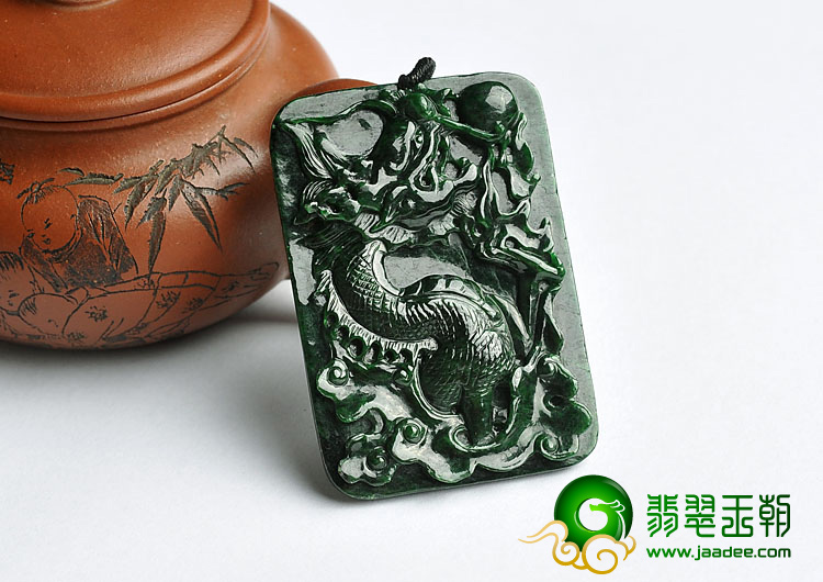 细糯种干青缅甸翡翠A货龙牌挂件