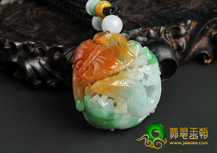 (超值推荐)糯冰种三彩缅甸翡翠A货年年有余手玩件