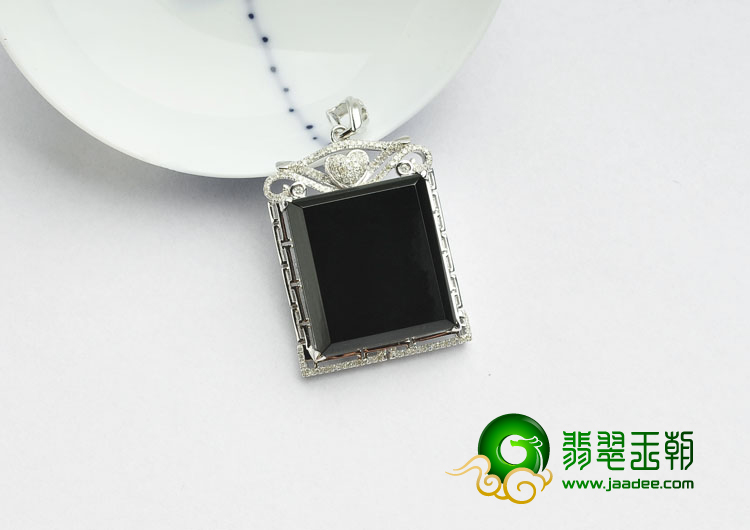 玻璃种墨翠缅甸翡翠A货镶白金方牌胸坠（真钻）