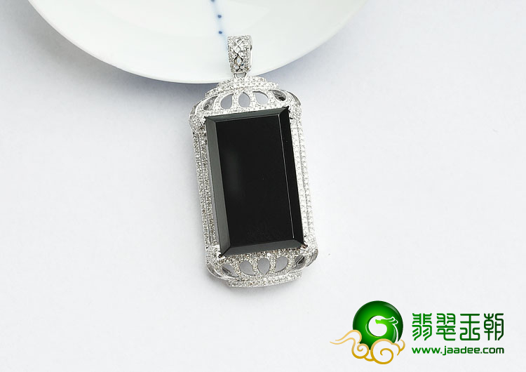 玻璃种墨翠缅甸翡翠A货镶白金平安牌胸坠（真钻）