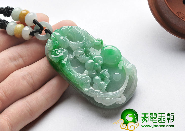 糯冰种翠色缅甸翡翠A货神龙戏珠挂件