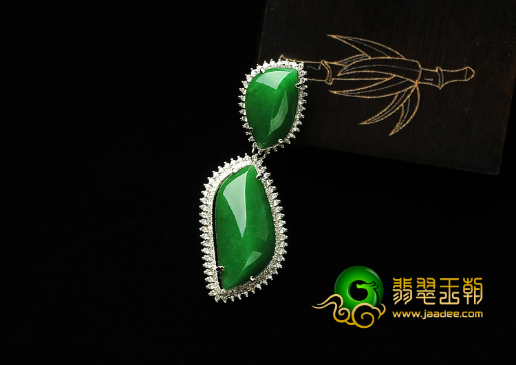 糯冰种阳绿缅甸翡翠A货镶白金胸坠（真钻）