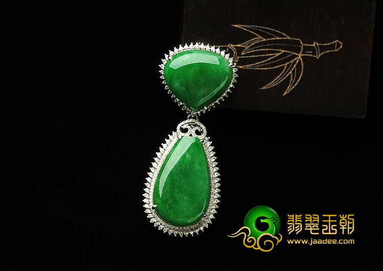 糯冰种阳绿缅甸翡翠A货镶白金胸坠（真钻）
