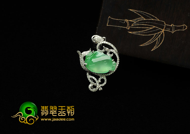 (超值推荐)冰玻种绿晴水缅甸翡翠A货镶白金鱼胸坠（真钻）