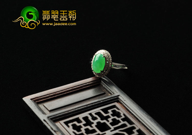 冰种翠色缅甸翡翠A货镶白金戒指（真钻）