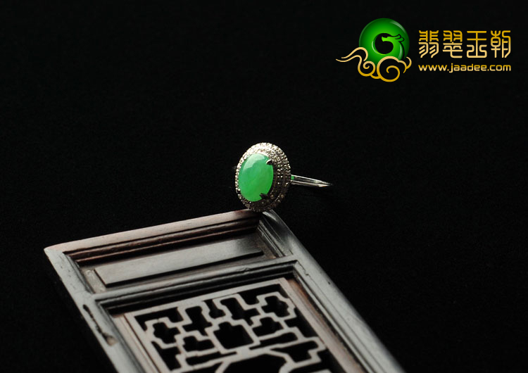 冰种翠色缅甸翡翠A货镶白金戒指（真钻）