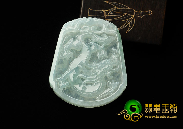 糯冰种略飘花缅甸翡翠A货龙牌挂件