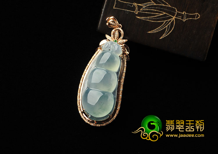 冰种略飘花缅甸翡翠A货镶玫瑰金四季豆胸坠（真钻）