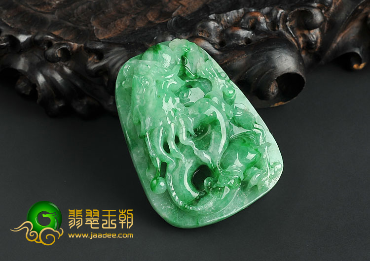 糯冰种翠色缅甸翡翠A货龙牌挂件