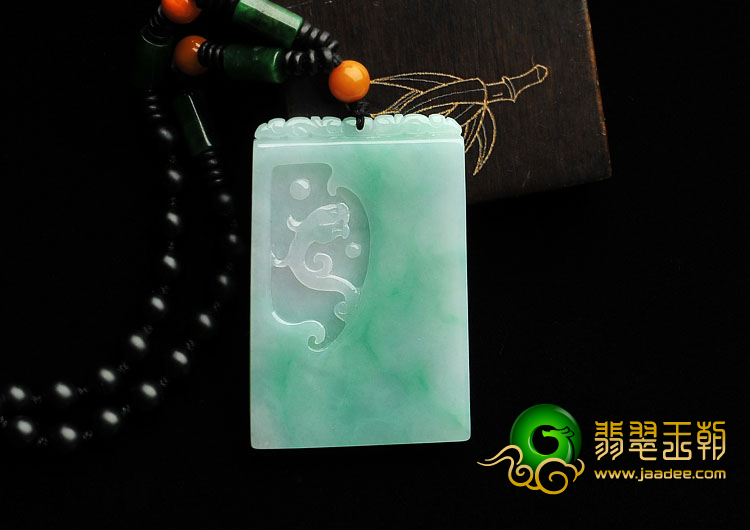 糯冰种翠色缅甸翡翠A货仿古龙凤牌挂件