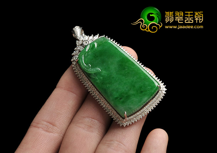 糯冰种阳绿缅甸翡翠A货镶白金吉祥牌胸坠（真钻）