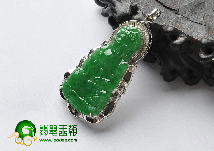 糯冰种阳绿缅甸翡翠A货镶白金观音胸坠（真钻）