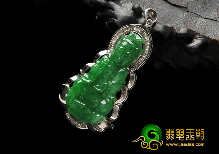糯冰种阳绿缅甸翡翠A货镶白金观音胸坠（真钻）