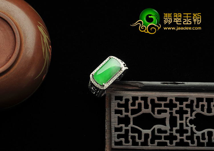 冰种翠色缅甸翡翠A货镶白金戒指（真钻）