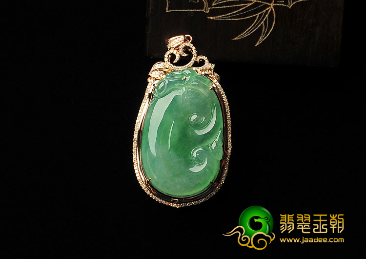 冰种绿晴水缅甸翡翠A货镶白金如意胸坠（真钻）