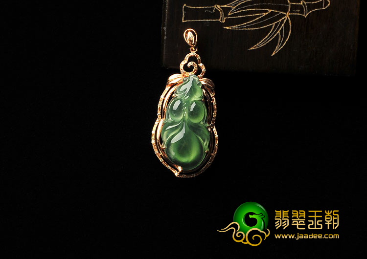 冰种晴水缅甸翡翠A货镶玫瑰金鱼胸坠（真钻）
