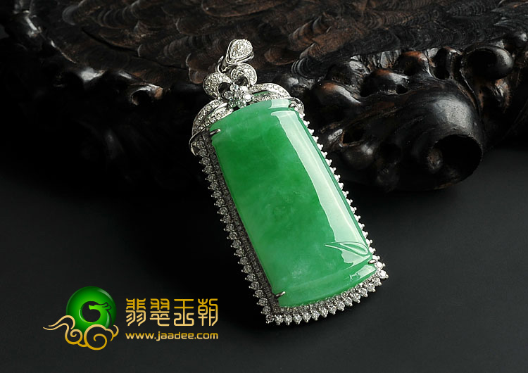 糯冰种翠色缅甸翡翠A货镶白金节节高胸坠（真钻）