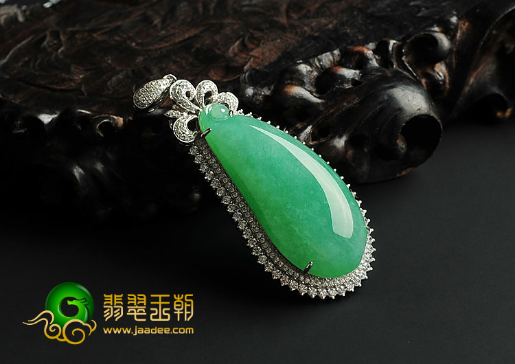 糯冰种翠色缅甸翡翠A货镶白金福瓜胸坠（真钻）