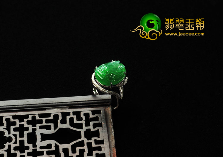 冰种阳绿缅甸翡翠A货镶白金龙头戒指（真钻）